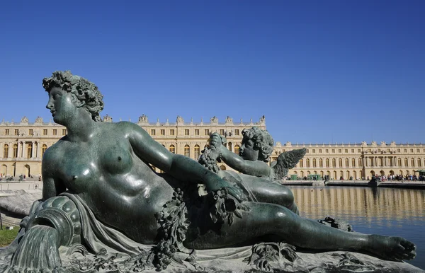 Изображение статуи и Версальский дворец — стоковое фото