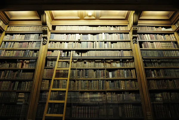 Старая библиотека с древними Библиями — стоковое фото