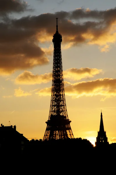 Eiffelturm in der Dämmerung — Stockfoto