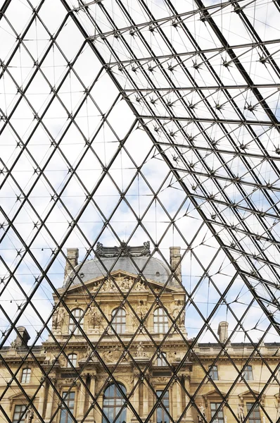 Изнутри пирамиды Лувра музей — стоковое фото