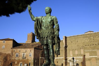 Sezar'ın heykeli ve Roma harabe