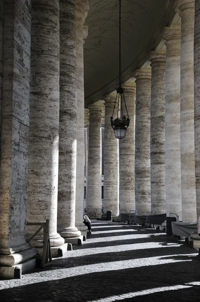 Corridoio con pilastro nella città del Vaticano — Foto Stock