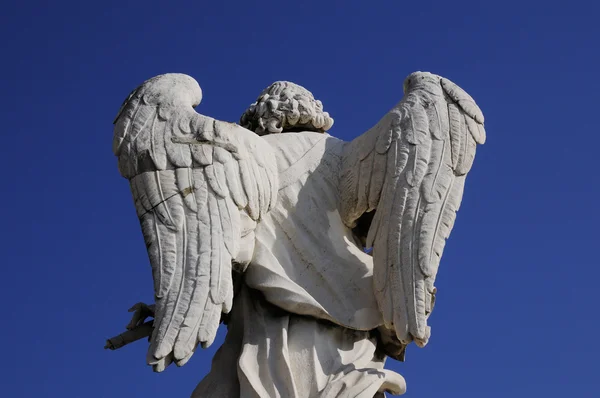 Estatua de ángel en la espalda — Foto de Stock