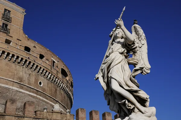 Estátua de anjo e castelo na Roma antiga — Fotografia de Stock