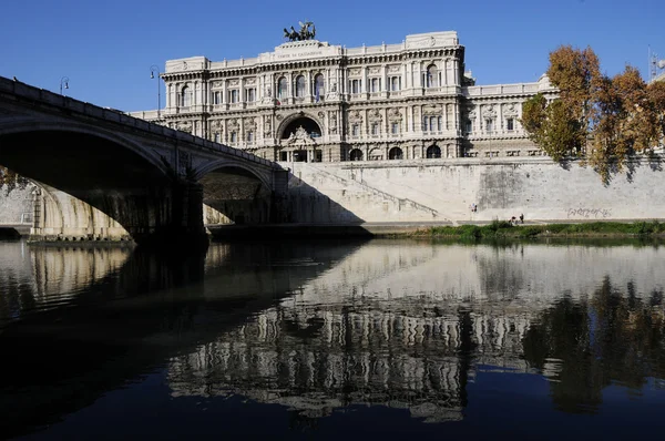宮殿の建物およびローマのテヴェレ川 — ストック写真