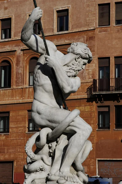 Художественная статуя и здание в Древнем Риме — стоковое фото