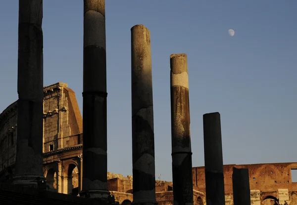 Koloseum a ruiny starověkého Říma — Stock fotografie