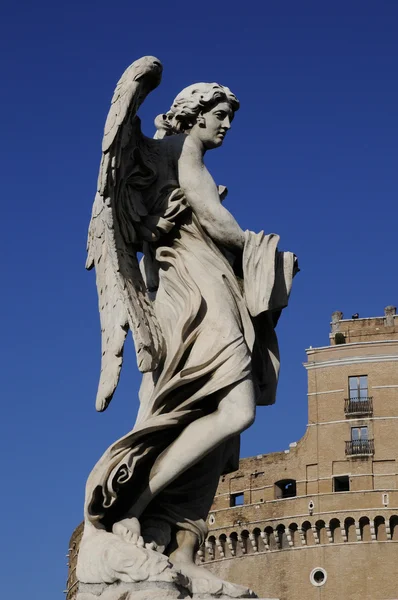 Anioł posąg i zamek budynku w Rzymie Zdjęcie Stockowe