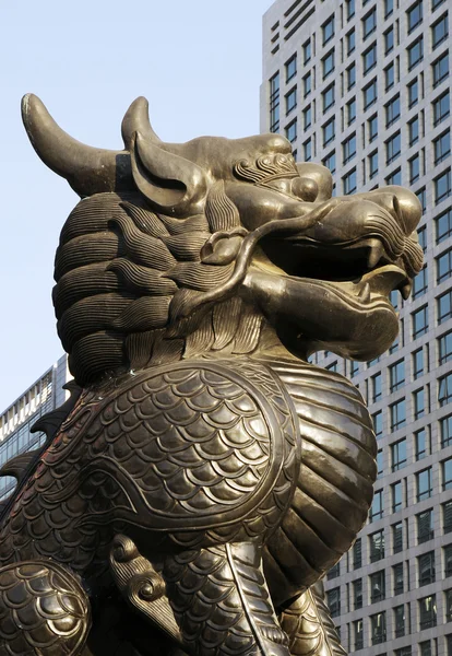 Dragon standbeeld en modern gebouw — Stockfoto