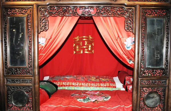 Starożytne łóżko do zawarcia związku małżeńskiego — Zdjęcie stockowe