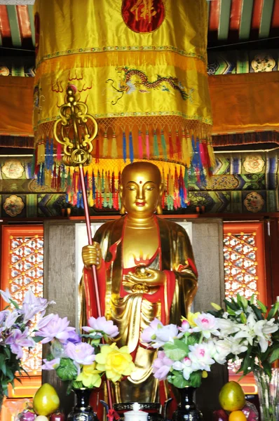 Статуя в буддийском храме — стоковое фото