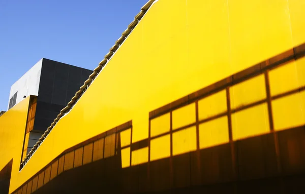 Padrão de construção com parede amarela — Fotografia de Stock