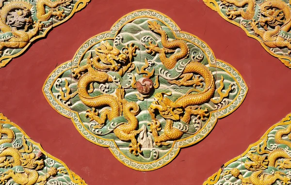 Escultura dragón de la realeza china — Foto de Stock
