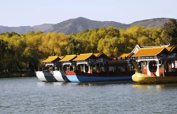 Båt stil byggnad i kinesisk park — Stockfoto