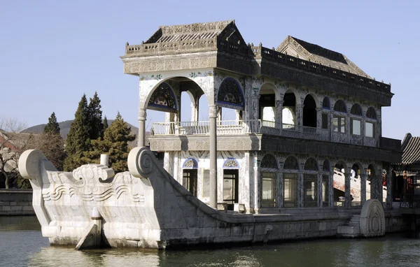 Boat style building in Chinese park — Stock Photo, Image