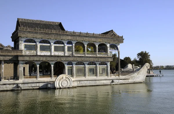 Bâtiment de style bateau dans le parc chinois — Photo