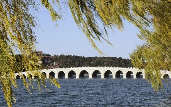 Dlouho kamenný most v čínské parku — Stock fotografie