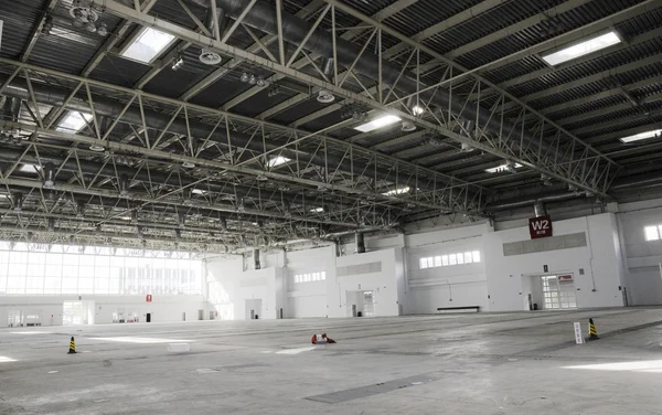 Big empty warehouse — Stock Photo, Image