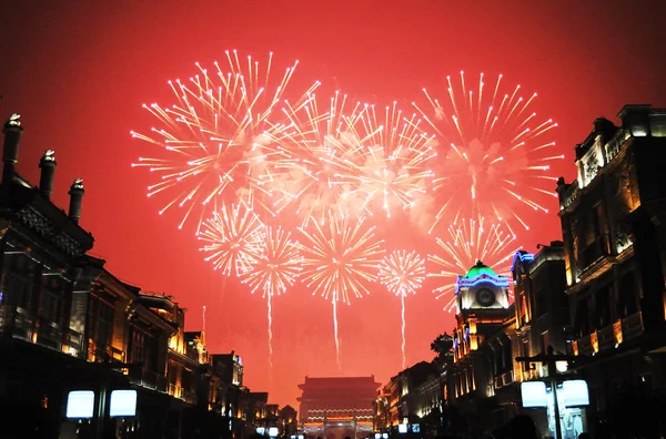 Fogos de artifício e construções antigas em Beijing — Fotografia de Stock