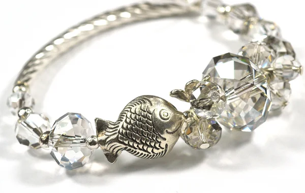 Bracelet bijoux avec poisson argenté — Photo