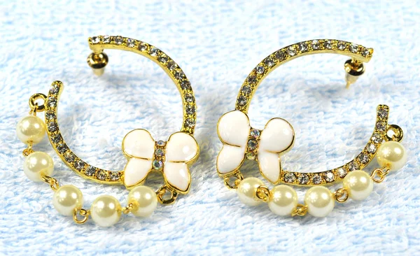 Boucle d'oreille bijoux avec perle — Photo