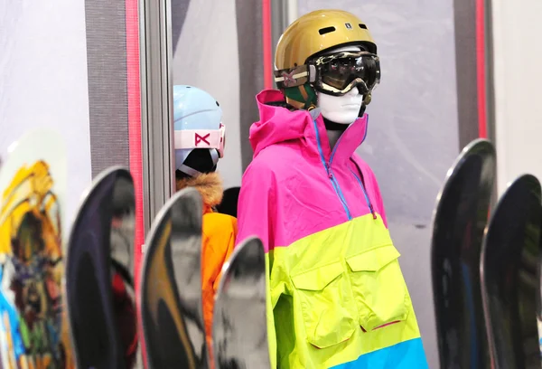 在模型中的滑雪服 — 图库照片
