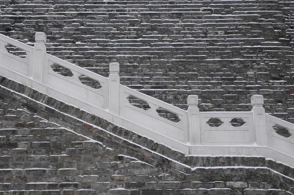 Escada e parede velha após a neve — Fotografia de Stock