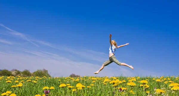 Genç kadın çayır üzerinde eğleniyor — Stok fotoğraf