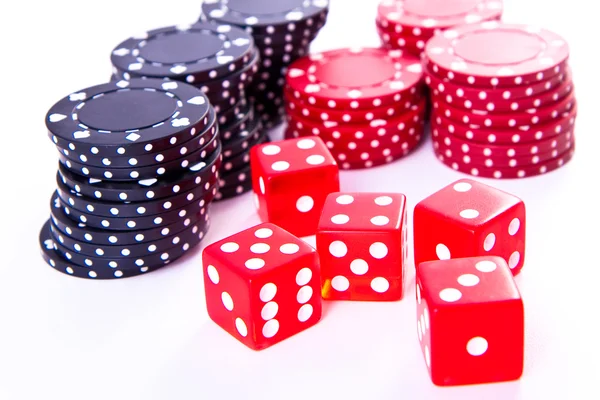 Póker zsetonok és kockák — Stock Fotó