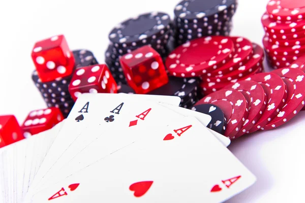 Άσους, ζάρια και πόκερ μάρκες — Φωτογραφία Αρχείου