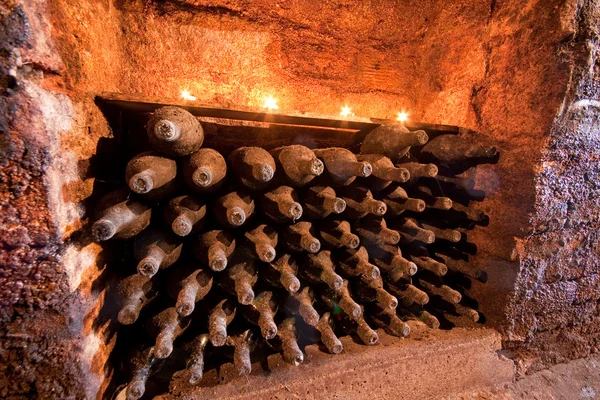 Sticle de vin cu lumânări — Fotografie, imagine de stoc