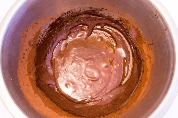 Производство шоколадного торта — стоковое фото