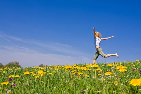 Mujer joven divirtiéndose en el prado — Foto de Stock