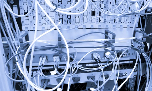 Волоконные кабели, подключенные к серверам — стоковое фото