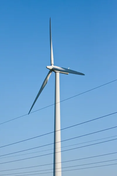 Moinho de vento e linhas eléctricas — Fotografia de Stock