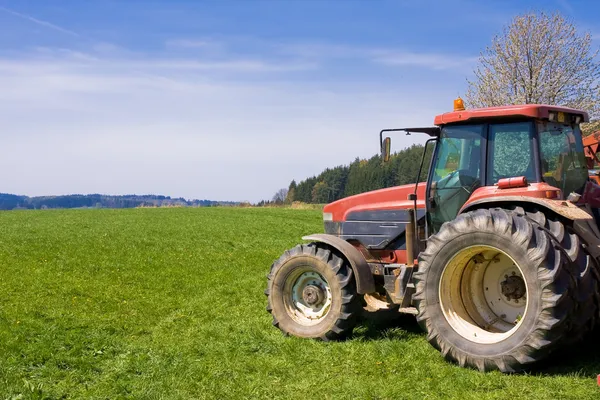 Tractor en el prado — Foto de Stock