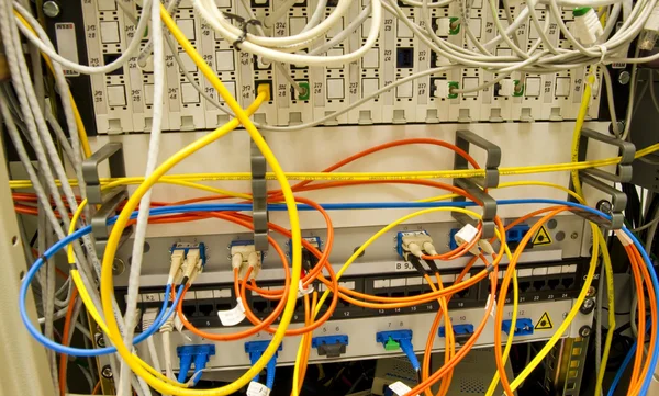 连接到服务器的光纤电缆 — 图库照片