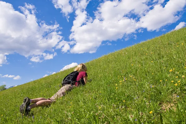Žena na louce草地上的女人 — 图库照片