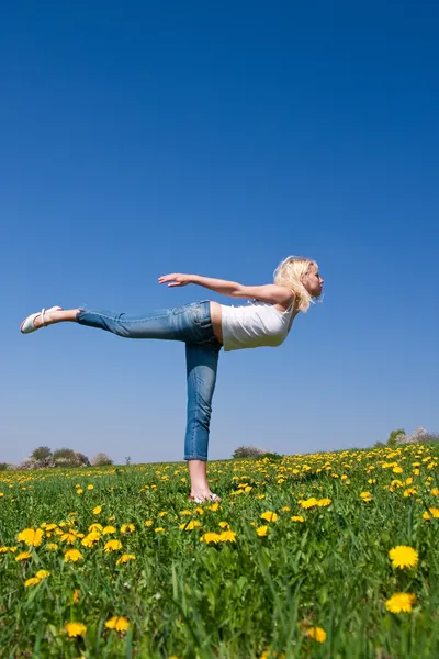 Jeune femme faisant du yoga — Photo