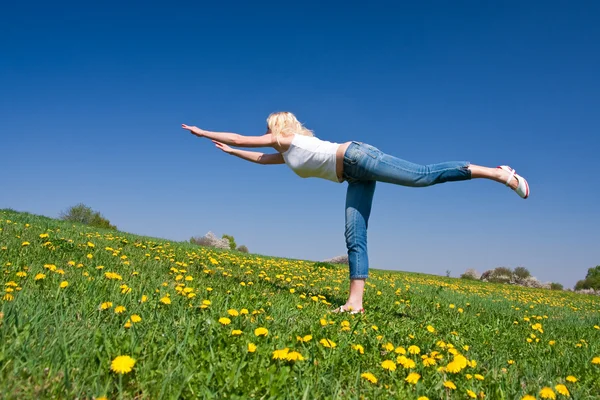 Fiatal nő gyakorló jóga — Stock Fotó