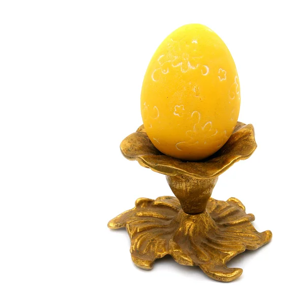 Huevo en un soporte de bronce — Foto de Stock