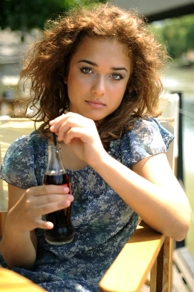 Hermosa chica con soda — Foto de Stock