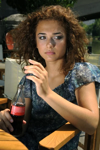 Hermosa chica con soda — Foto de Stock