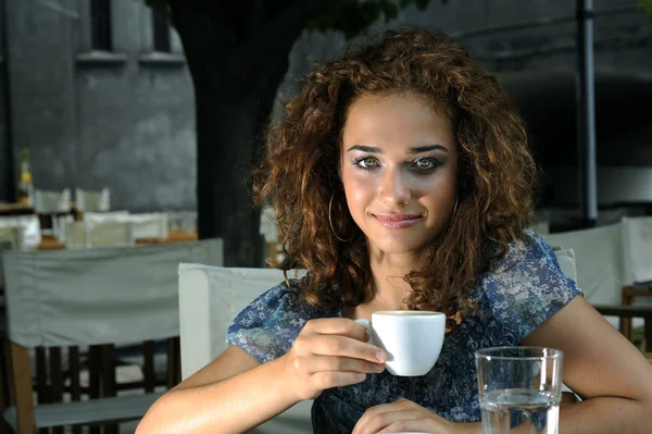 Hermosa chica con café — Foto de Stock