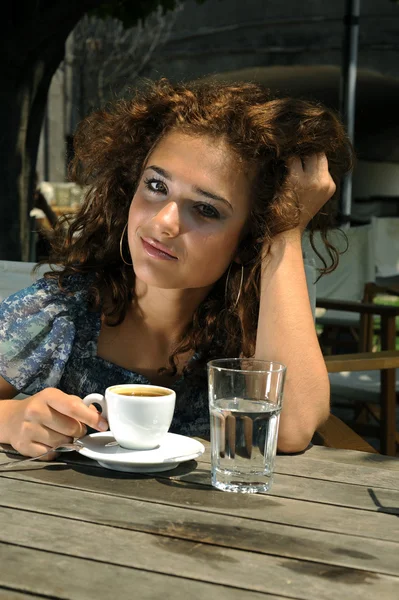 Vakker jente med kaffe – stockfoto
