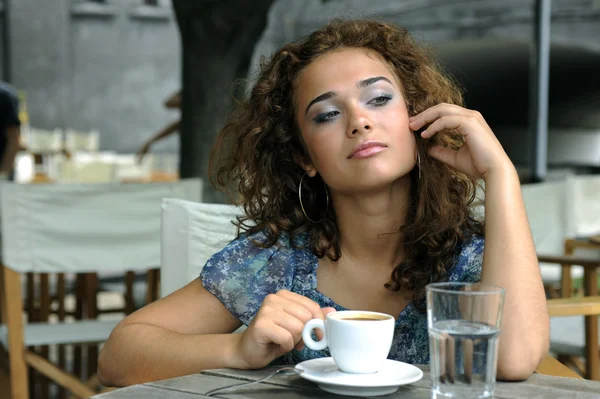 コーヒーで美しい少女 — ストック写真