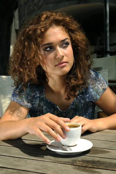 Krásná dívka s kávou — Stock fotografie