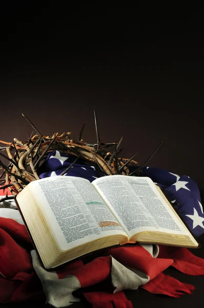 La Bibbia e la bandiera americana — Foto Stock