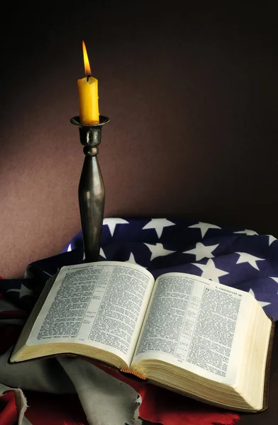 Biblia y bandera americana — Foto de Stock