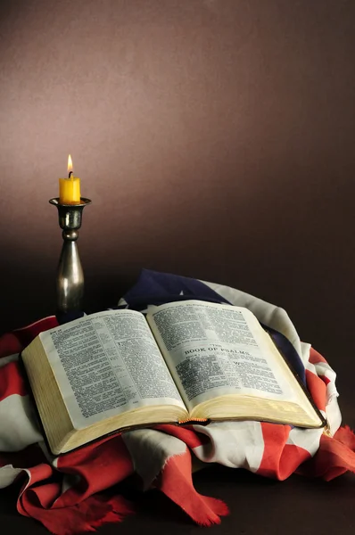 Bíblia e bandeira americana — Fotografia de Stock